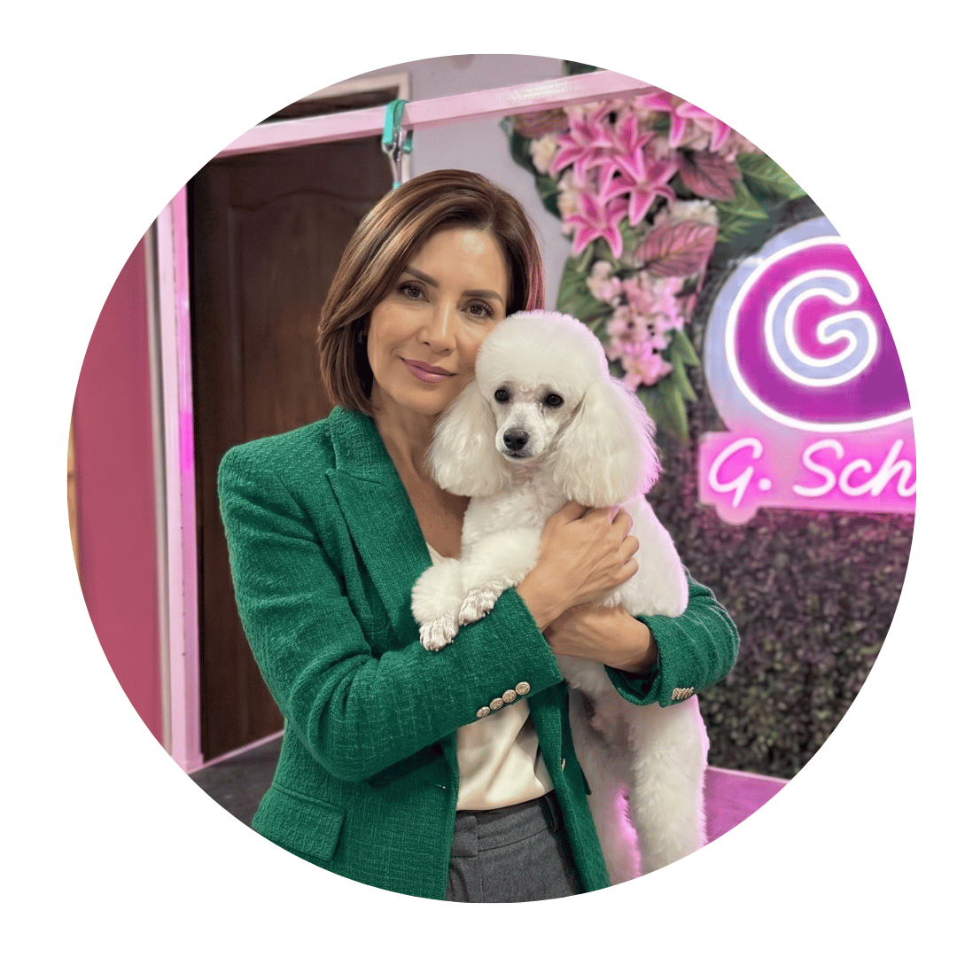 Mujer recomendando el mejor servicio prepagado para mascotas en la ciudad de Bogotá