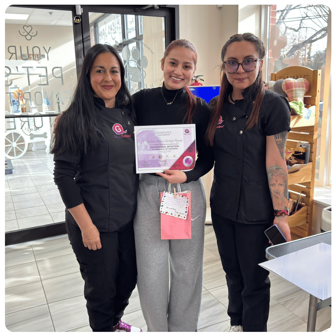 Estudiantes graduándose como pet groomer en USA Estudiantes graduándose como pet groomer en USA